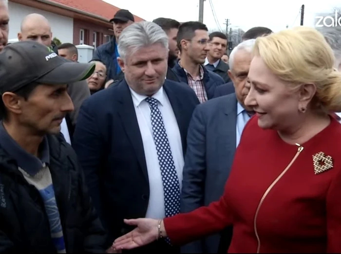 
    Viorica Dăncilă a fost respinsă de un cetățean, crezând că el voia să facă o poză cu eaFoto Captură Youtube Zalău24  