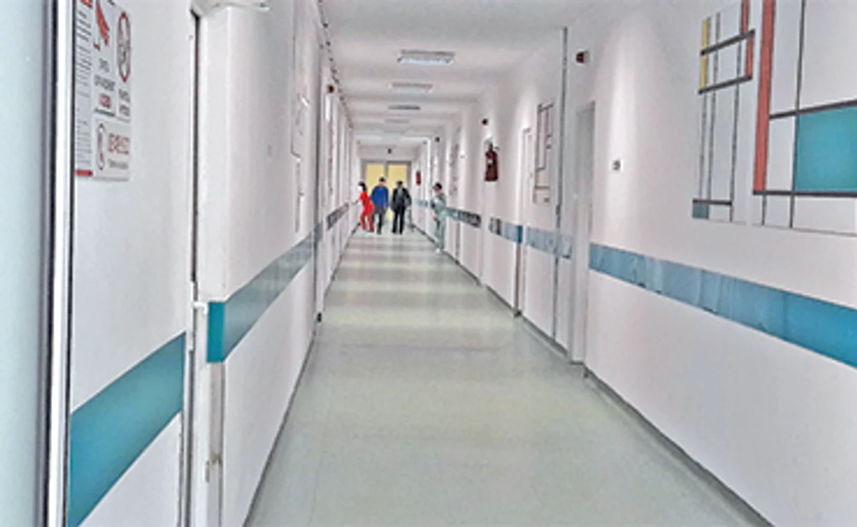 Şeful Secţiei Boli Infecţioase a SJU Slatina, dr. Marius Ionescu, spune că riscurile la care se supun cei care cer să plece acasă sunt enorme