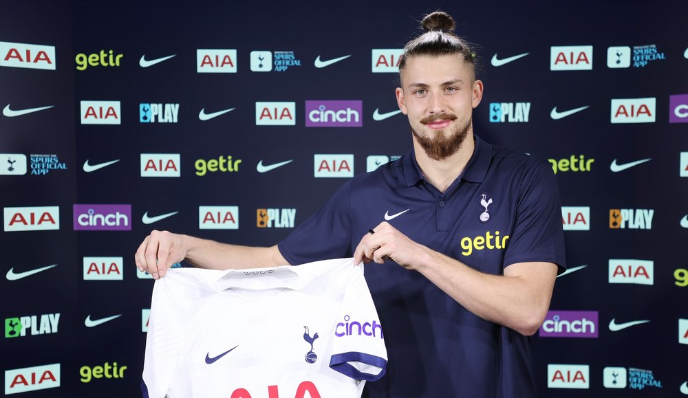 „Golanii” lui Tottenham i-au făcut deja imn lui Radu Drăgușin. Cum sună cântecul suporterilor VIDEO