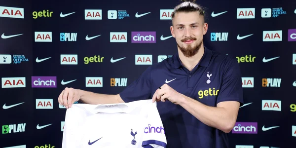 Radu Dragusin prezentat la Tottenham Hotspur 11 ianuarie 2024 FOTO Profimedia jpg