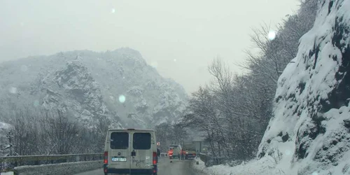 Intre statiunile Voineasa si Vidra se circula in conditii de iarna