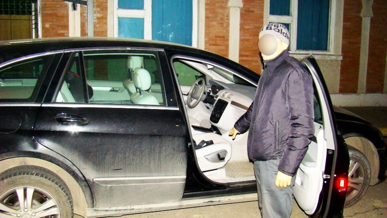 Oamenii legii au găsit pistolul într-o geantă aşezată pe scaunul din dreapta şoferului FOTO: adevarul