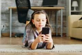 fetita cu telefon freepick jpg