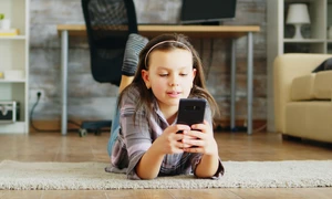 fetita cu telefon freepick jpg