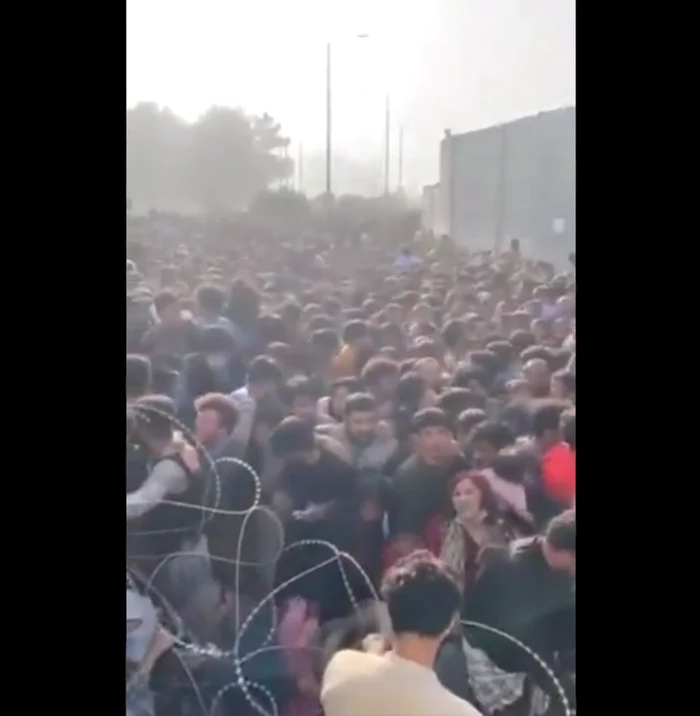 Un jurnalist The Independent a declarat că a asistat la câteva decese cauzate de mulţime, dar şi de căldura de pe aeroportul din Kabul Foto: Captură video