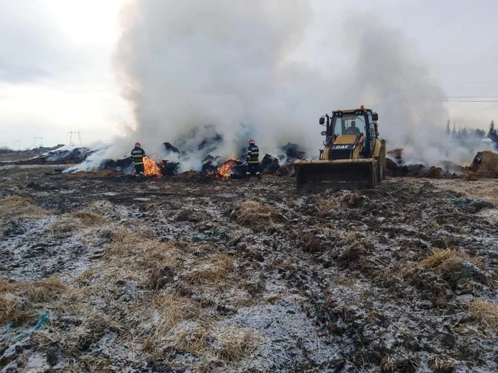 Incendiu a fost stins după mai bine de 24 de ore de intervenţie FOTO ISU Ialomiţa