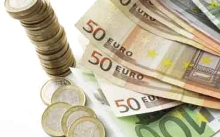 Contrar aşteptărilor, moneda euro s-a menţinut stabilă în contextul crizei europene a datoriilor