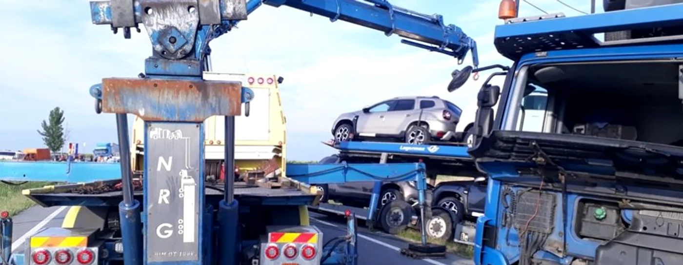Autovehiculele implicate în accident, care blocau drumul, au fost ridicate