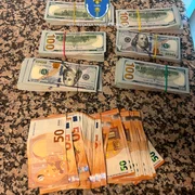 bani euro si dolari  Foto Autoritatea Vamală Română png