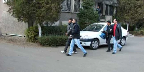 Persoanele arestate au lovit un agent de poliţie
