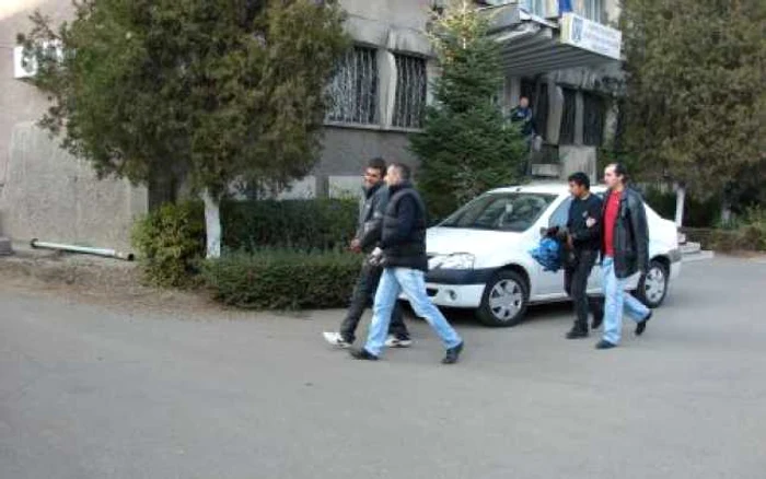 Persoanele arestate au lovit un agent de poliţie