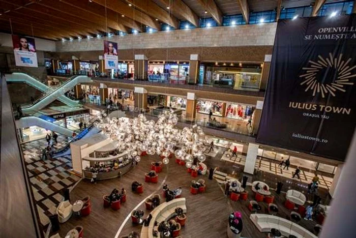 Tragedia a avut loc la o oră când complexul comercial era plin cu oameni care se refugiaseră din cauza călduriiFoto: tion.ro