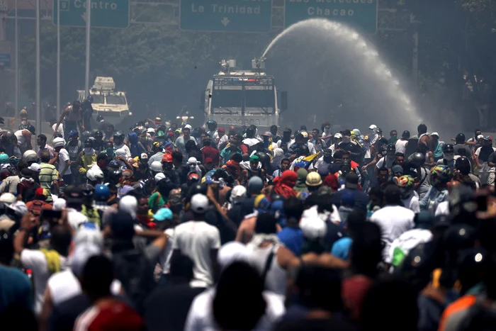 Mii de protestatari „inundă” din nou străzile din Venezuela, cu scopul de a-l înlătura de la putere pe președintele Maduro Foto: EPA