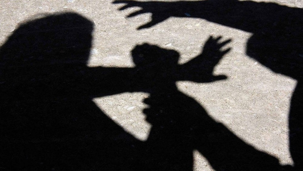 Dosar penal în cazul unui polițist din Timiș care și-a lovit soția într-o parcare. Cei doi sunt în divorț