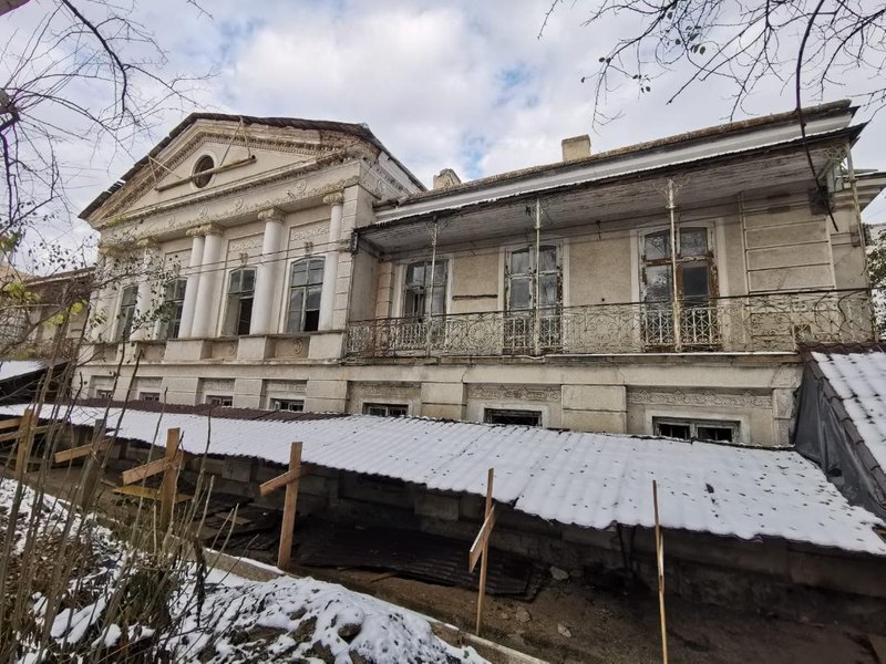 Reabilitare în chinuri la Casa Celibidache. De ce au fost sistate lucrările la monumentul arhitectonic din Roman FOTO