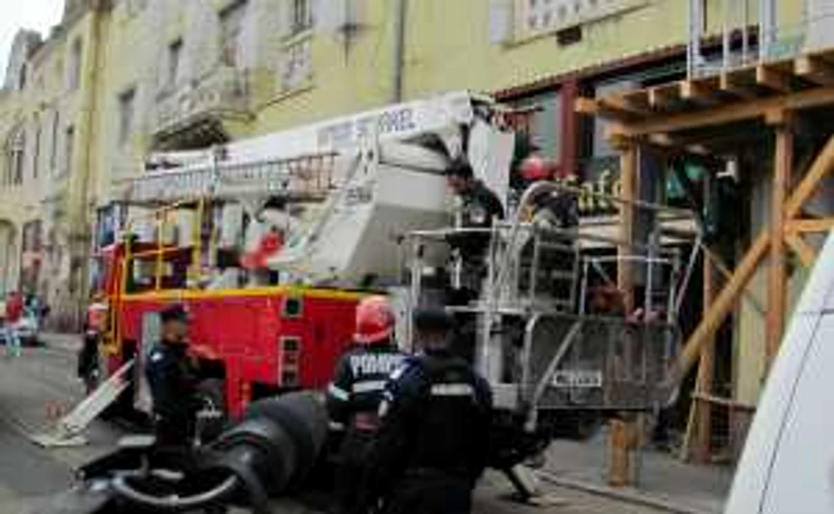 Bărbatul s-a urcat pe acoperişul palatului Vulturul Negru 