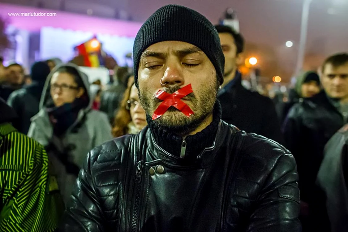 Protestele au început marţi, 3 noiembrie, când zeci de mii de români au ieşit pe străzile din Bucureşti şi din mai multe oraşe ale ţării, solicitând pedepsirea vinovaţilor