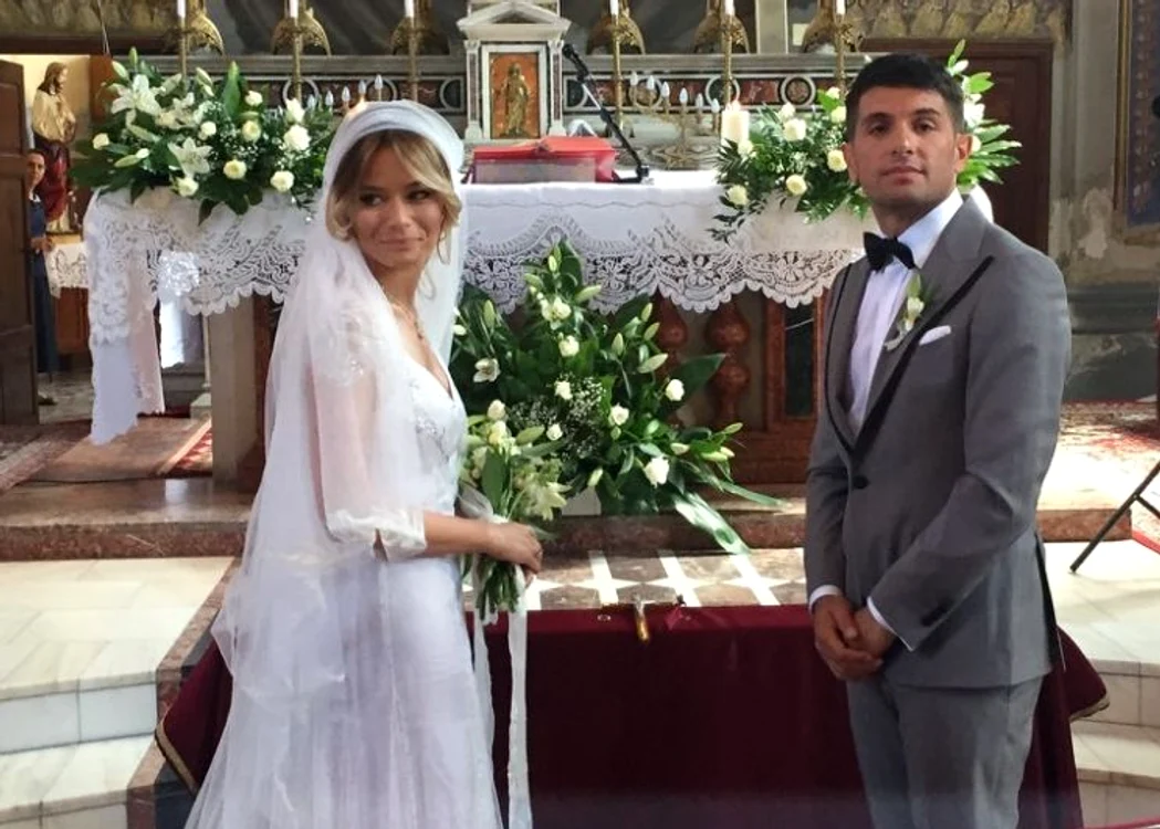 
    Familia a fost alături de tinerii însurăţei în această zi specialăFOTO Lauracosoi.ro  