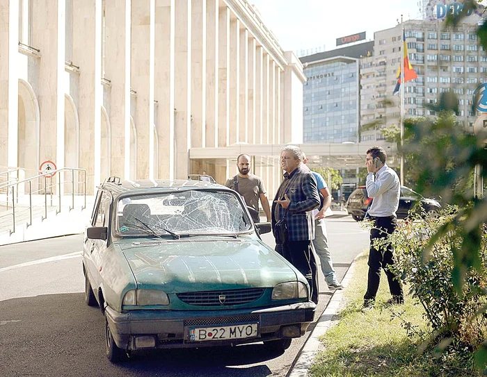 24 septembrie 2014. Nemulţumit de Victor Ponta,  Adrian a intrat cu maşina în forţă în curtea  Guvernului  