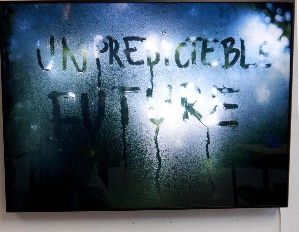 Mircea Cantor. Untitled (unpredicteble future), 2004 Caisson lumineux. 60 x 80 cm ©