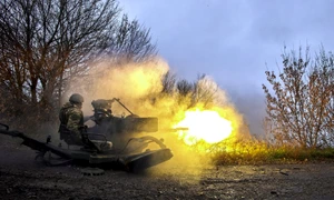 Război Ucraija - soldat ucrainean trage cu un tun antiaerian -arme FOTO EPA-EFE