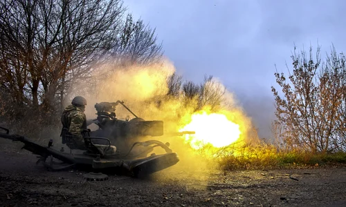 Război Ucraija - soldat ucrainean trage cu un tun antiaerian -arme FOTO EPA-EFE