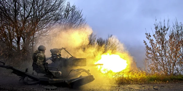 Război Ucraija - soldat ucrainean trage cu un tun antiaerian -arme FOTO EPA-EFE