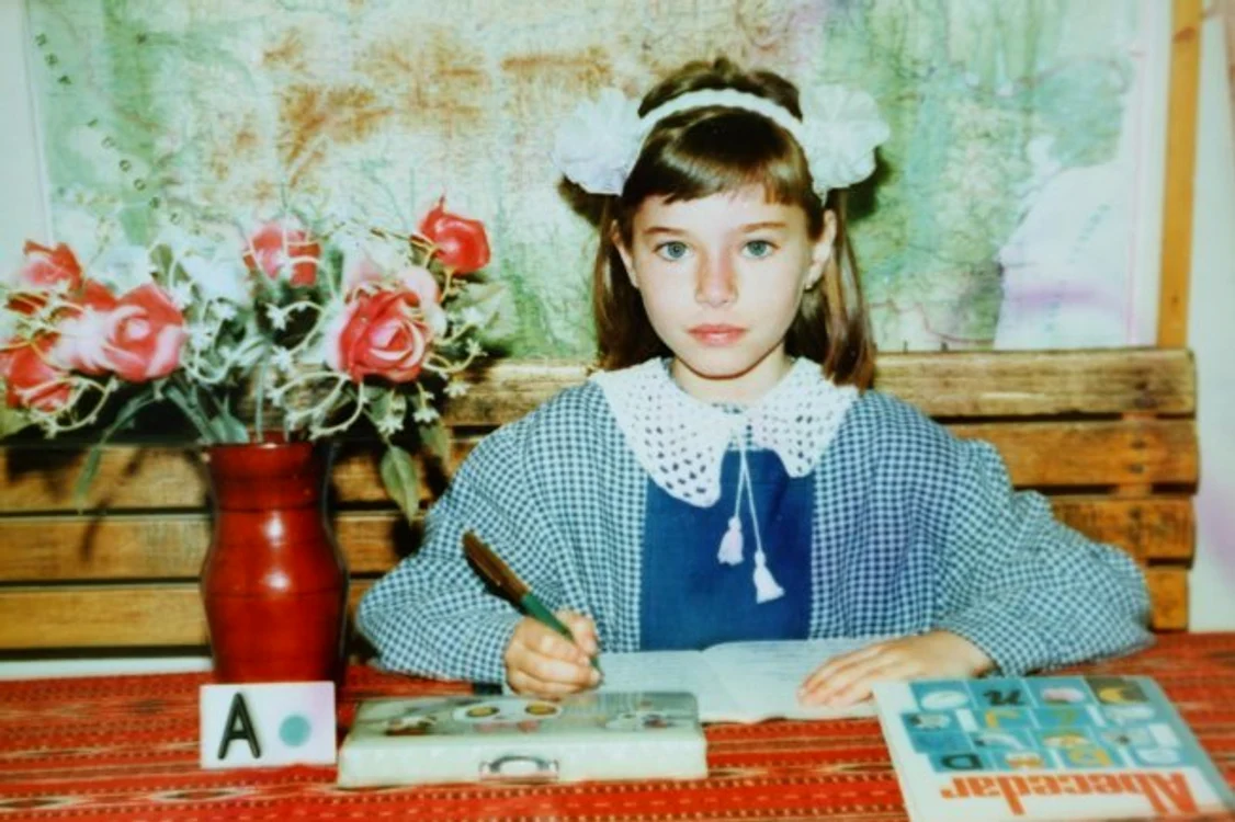 9 laura cosoi in copilarie 1 jpg jpeg