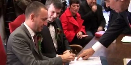 Cei doi homosexuali s-au căsătorit în Cavestany, Franţa
