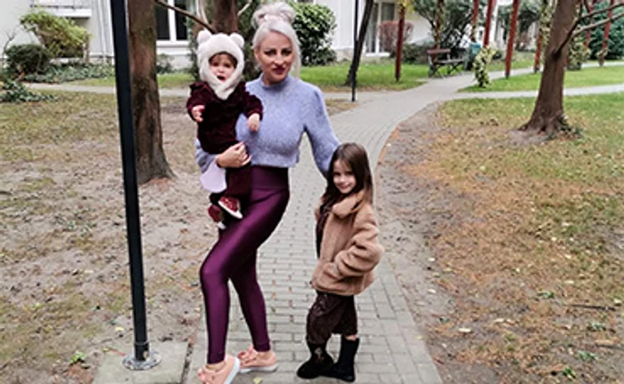 
    Deși filmează zilnic, Sânziana își rezervă timp pentru micuțele ei, care sunt vedete de mici în lumina reflectoarelor  