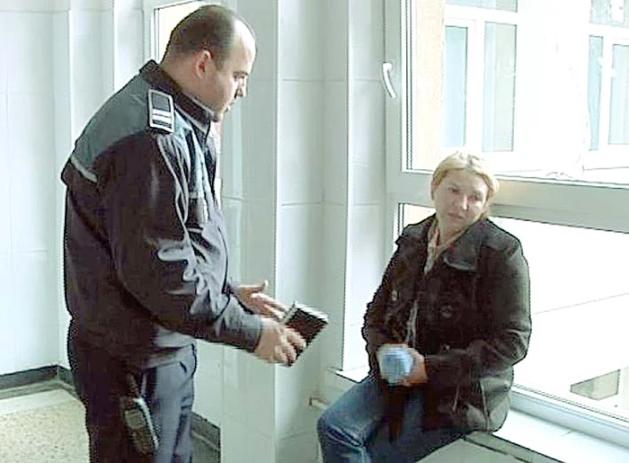 Mama Alinei a fost  împiedicată de poliţişti  să vorbească cu medicii