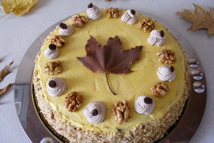 
    Tort cu nuci şi cafea  