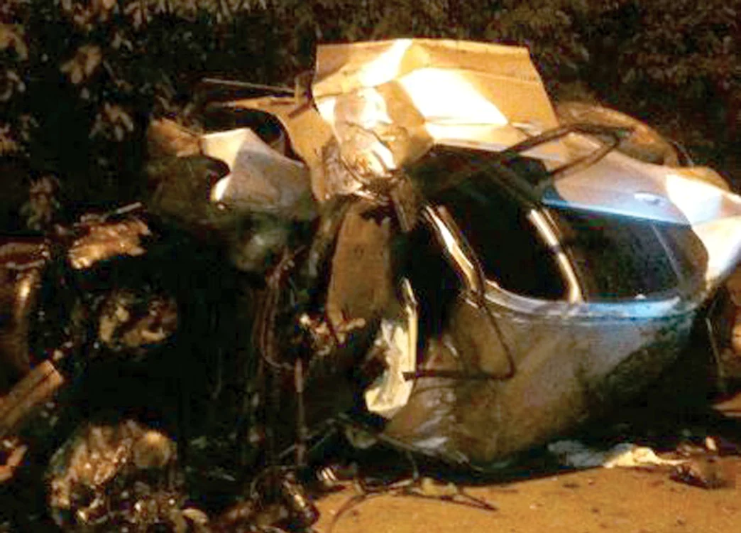 Un BMW a intrat cu viteză într-un  cap de pod şi s-a făcut zob. Cinci tineri au ajuns la spital