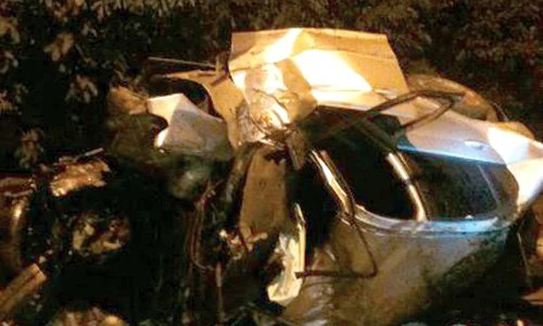 Un BMW a intrat cu viteză într un  cap de pod şi s a făcut zob  Cinci tineri au ajuns la spital jpeg