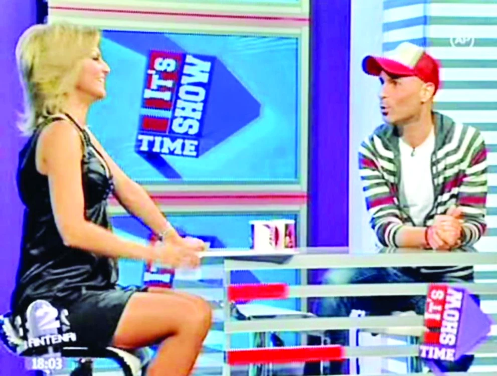 Prezintă, la Antena 2, o emisiune despre mondenităţi, “It’s Show Time” (luni-joi, 18.15)