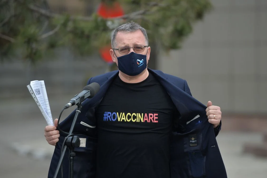 Ministrii Guvernului Cîțu s-au imunizat la Spitalul Militar. Ministrul Agriculturii, Adrian Oros, a venit echipat cu un tricou inscripționat cu un mesaj pro vaccinareSursa foto: Merdiafax/Alexandru Dobre