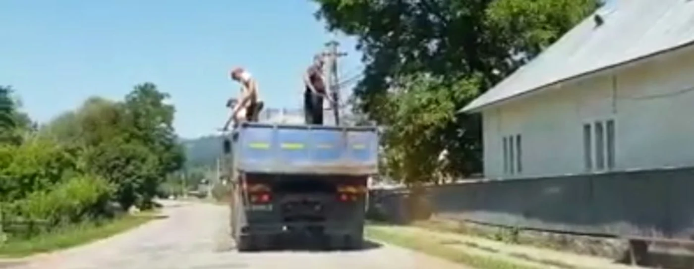 Muncitorii aruncau cu nisip din camion. FOTO: Captură video