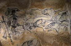 Lei de peșteră pictați pe pereții peșterii Chauvet din Franța (© Claude Valette / Wikimedia Commons)