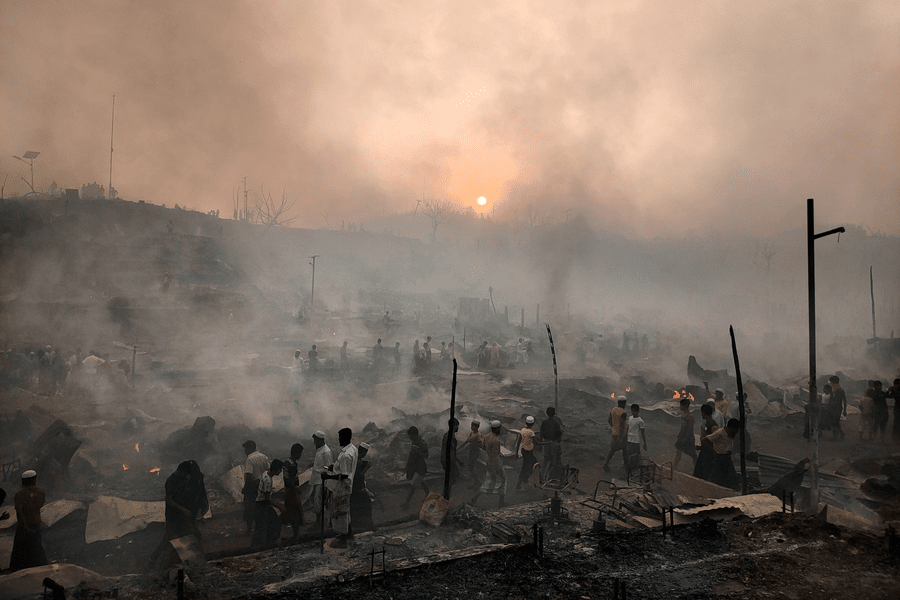 Imagini impresionante cu incendiul dintr-o tabara de refugiati din Bangladesh. GALERIE FOTO