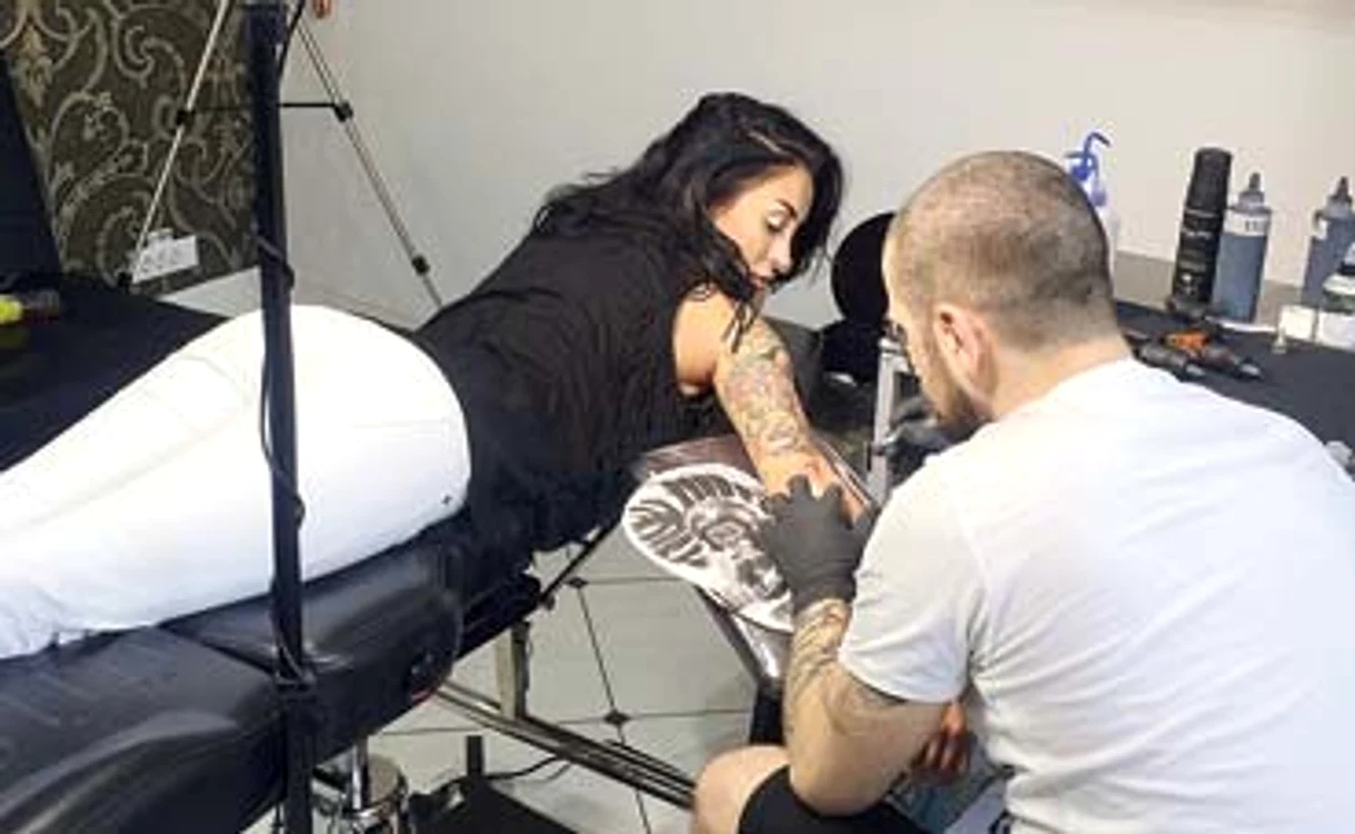 Aşa va arăta tatuajul lui Ruby după ce zona se va vindeca
