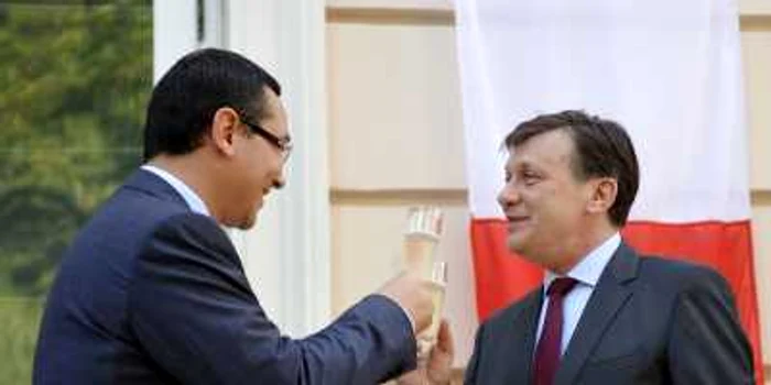 Premierul (stânga) a răspuns declaraţiilor făcute aseară de Crin Antonescu FOTO: Mediafax