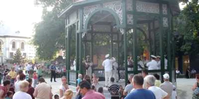 Muzica fanfarei militare va răsuna în foişorul din Grădina Publică