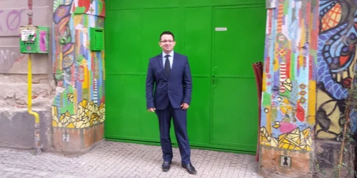 Marius Dugulescu în faţa porţii vopsite FOTO Ştefan Both