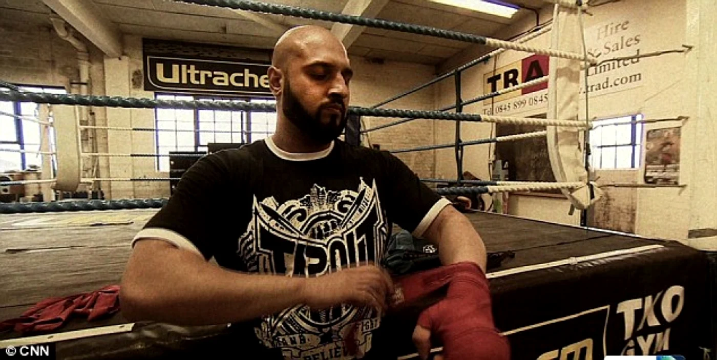 Usman Raja lângă ringul în care lucrează cu foşti deţinuţi periculoşi din Marea Britanie FOTO:onlinenigeria