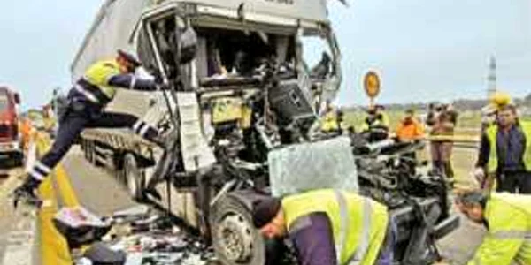 În accident au mai fost rănite patru persoane, care au scăpat însă cu viaţă 