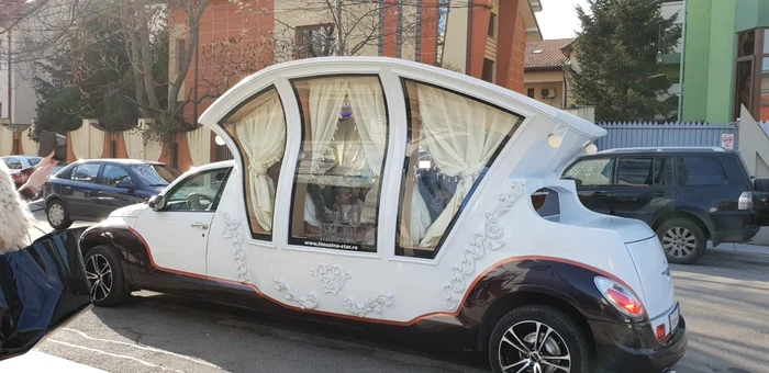 O limuzină-caleașcă le-a plimbat pe fetițe prin București