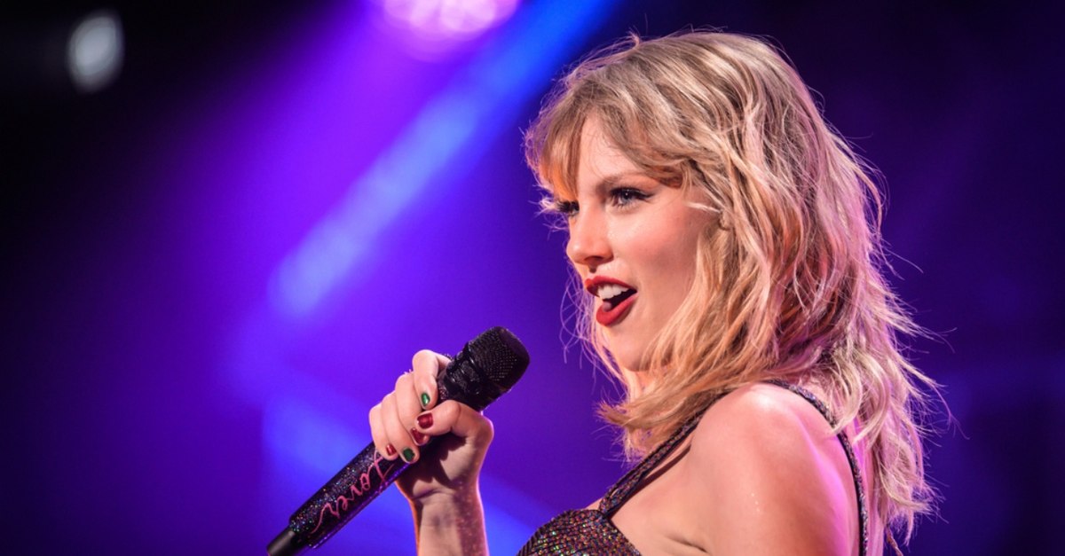 Taylor Swift, cea mai bogată cântăreață din istorie