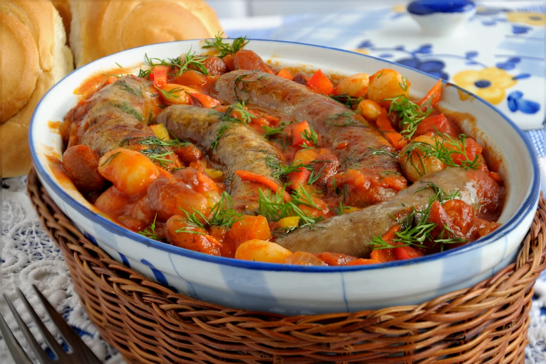 
    Legume cu cârnaţi la cuptor  