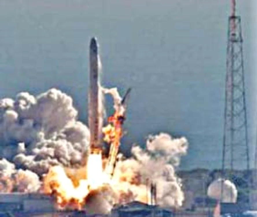 
    Este prima rachetă privată a companiei Space X ce ar ajunge în spaţiu.  