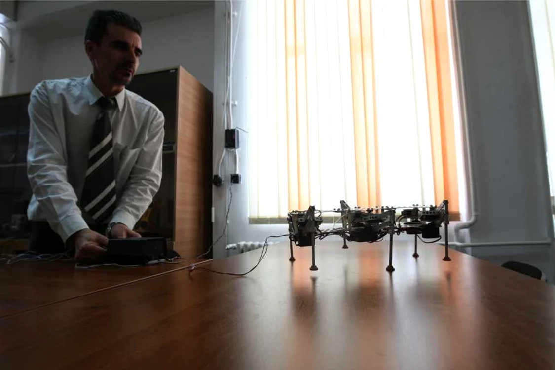 Primul microrobot păşitor realizat în 2002